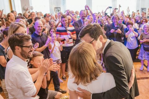 Martin Horn küsst seine Frau Irina und wird von der Menge bejubelt. Freiburg bekommt ab dem 1. Juli einen neuen Oberbürgermeister!