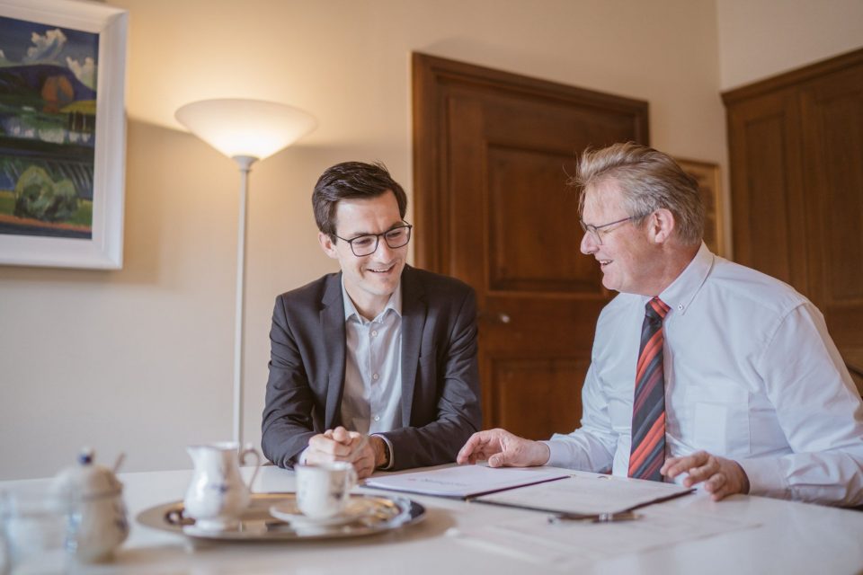 Urkundenübergabe ''Martin Horn wird zum Amtsverweser der Stadt Freiburg ernannt'' durch ersten Bürgermeister Ulrich von Kirchbach. Ein Amtsverweser trägt die Bezeichnung Oberbürgermeister und hat alle Rechten und Pflichten eines Oberbürgermeisters (bis auf das Stimmrecht im Gemeinderat). Sobald das Wahlanfechtungsverfahren abgelehnt wird, wird Martin Horn das Amt des Oberbürgermeisters bekommen. | 29. Juni 2018