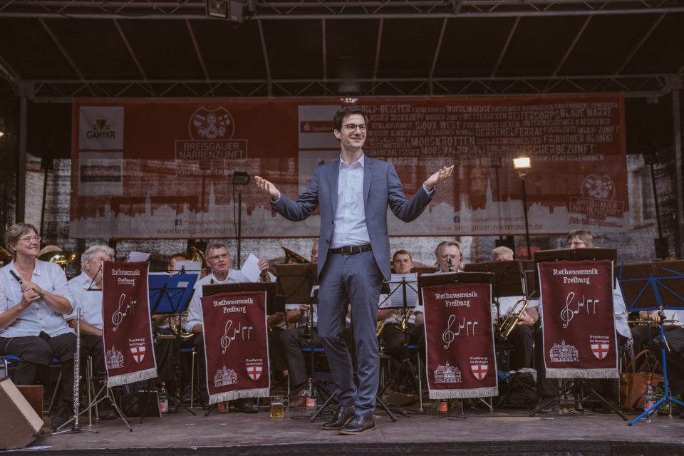Martin Horn dirigiert die ''Rathausmusik'' auf dem Rathaushock der Breisgauer Narrenzunft | 9. Juli 2018
