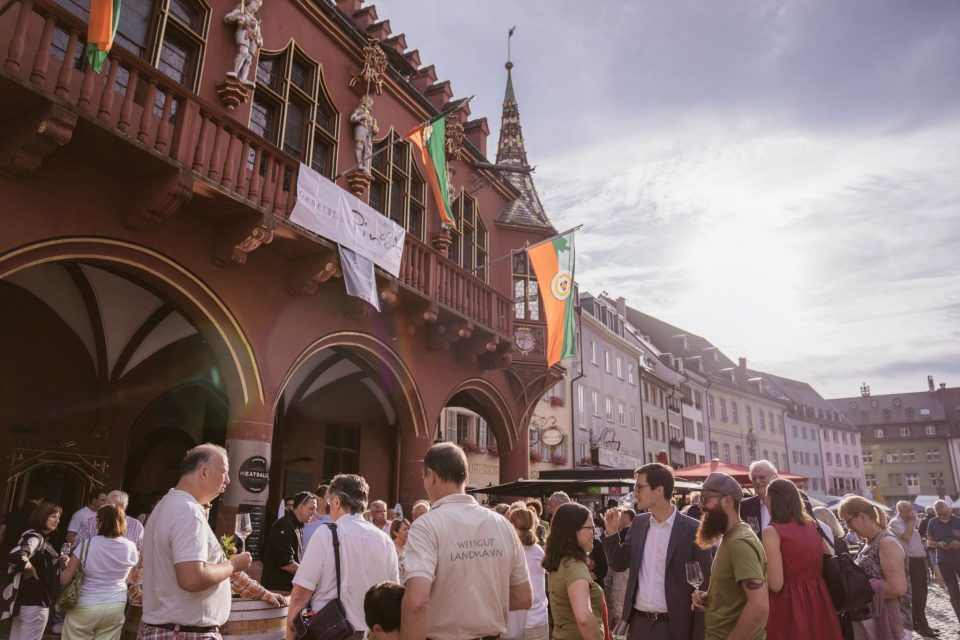 400 Sekte und Weine, 6 Tage, mehr als 100.000 Besucher*innen -
ein tolles, breites Angebot von Weingütern, Winzergenossenschaften und gastronomischen Betrieben der Region beim Freiburger Weinfest 2018 | 9. Juli 2018