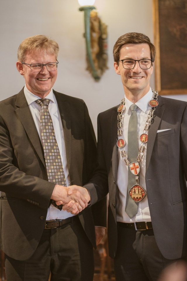 Gratulation und Überreichung der Oberbürgermeisterkette nach der Vereidigung durch den Ersten Bürgermeister Ulrich von Kirchbach im Kaisersaal des historischen Kaufhauses | 2. Juli 2018