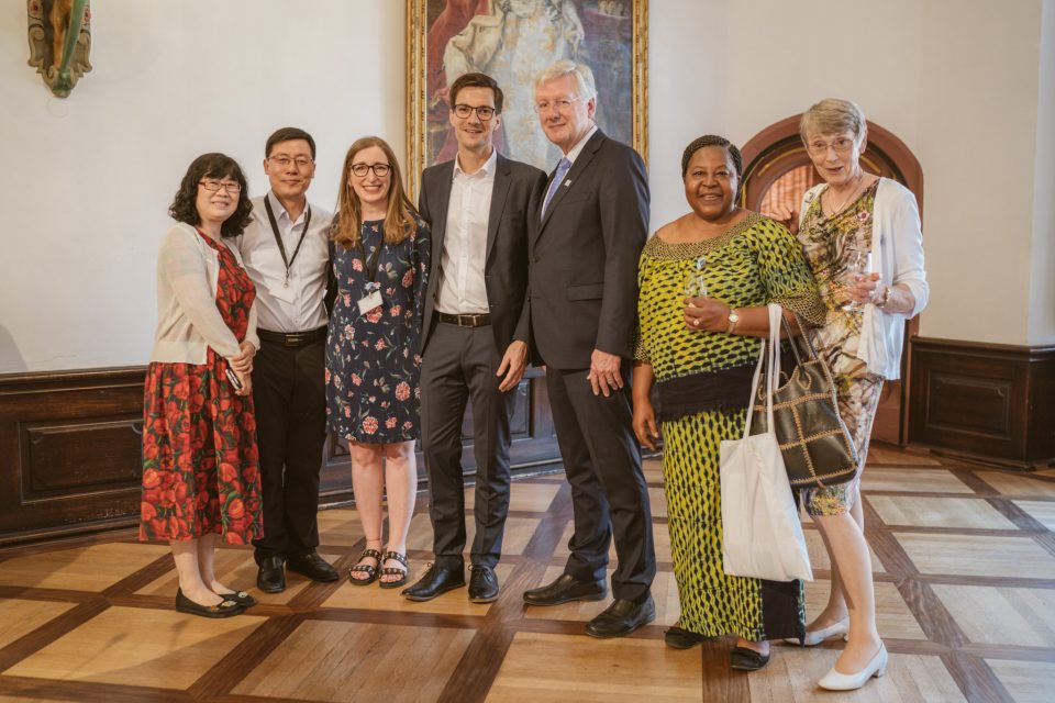Glückwunsch! Dieses Wochenende feiern die Alumni der Universität ihr 20-jährige Jubiläum. Auf dem Foto sind neben Rektor Prof. Dr. Schiewer die Alumni Präsidenten aus Argentinien, China und Kamerun. Die Universität Freiburg war vor rund 20 Jahren mitverantwortlich, dass sich der Begriff Alumni in Deutschland überhaupt etabliert. Heute gibt es aktive Verbindungen in rund 100 Länder - überall auf der Welt. In New York besteht sogar ein Alumni Büro unserer Uni. Dieses Engagement nutzt sowohl den Verbindungen der Universität als auch der Bekanntheit unserer Stadt. | 14. Juli 2018