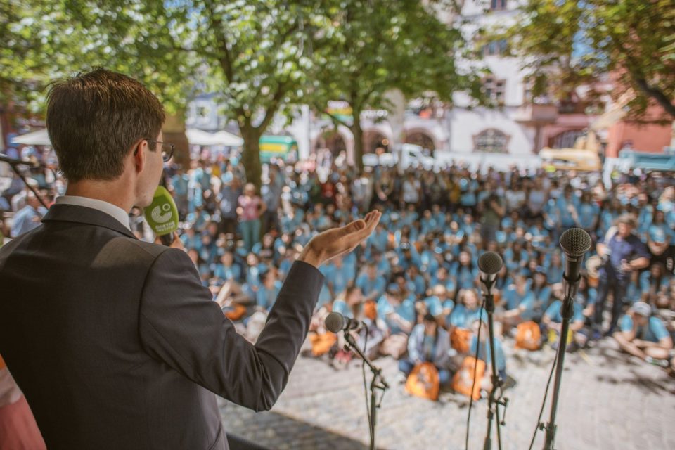 Die Internationale Deutscholympiade (IDO) ist zu Gast in Freiburg - herzlich willkommen!
Die vom Goethe-Institut und vom Internationalen Deutschlehrerinnen- und Deutschlehrerverband (IDV) organisierte Internationale Deutscholympiade soll junge Menschen aus dem Ausland für die deutsche Sprache, Wissenschaft und Kultur begeistern. Rund 13 Millionen Schülerinnen und Schüler mit Deutschunterricht sind weltweit zum größten Wettbewerb der deutschen Sprache eingeladen. In den nationalen Vorrunden haben sich über 140 Deutschlernende im Alter von 14 bis 17 Jahren aus rund 70 Ländern qualifiziert und werden von Lehrer*innen aus der ganzen Welt begleitet. | 16. Juli 2018